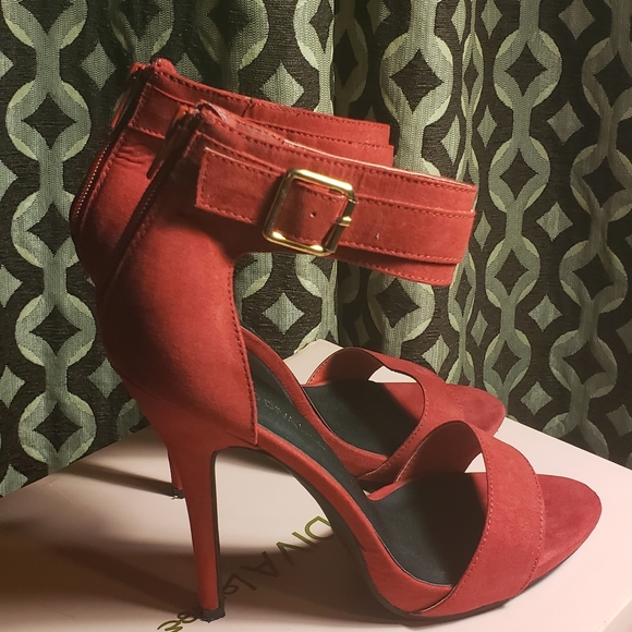 Shoes - Picture 3 of 7